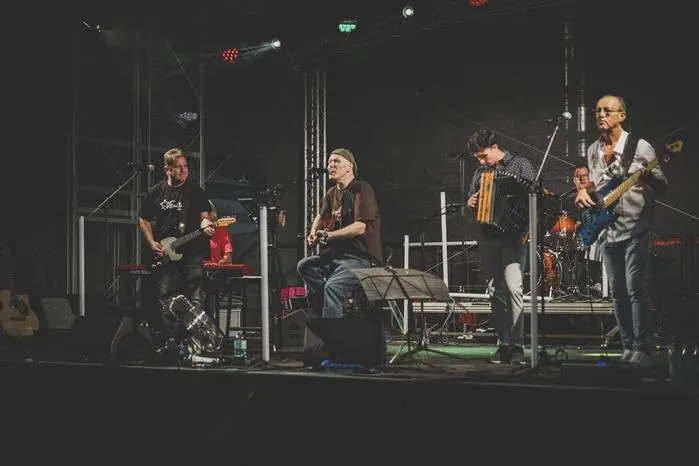 Gerry Schweiger und „Die Herzkraft“-Band sorgten für gute Stimmung und begeisterte Gäste.