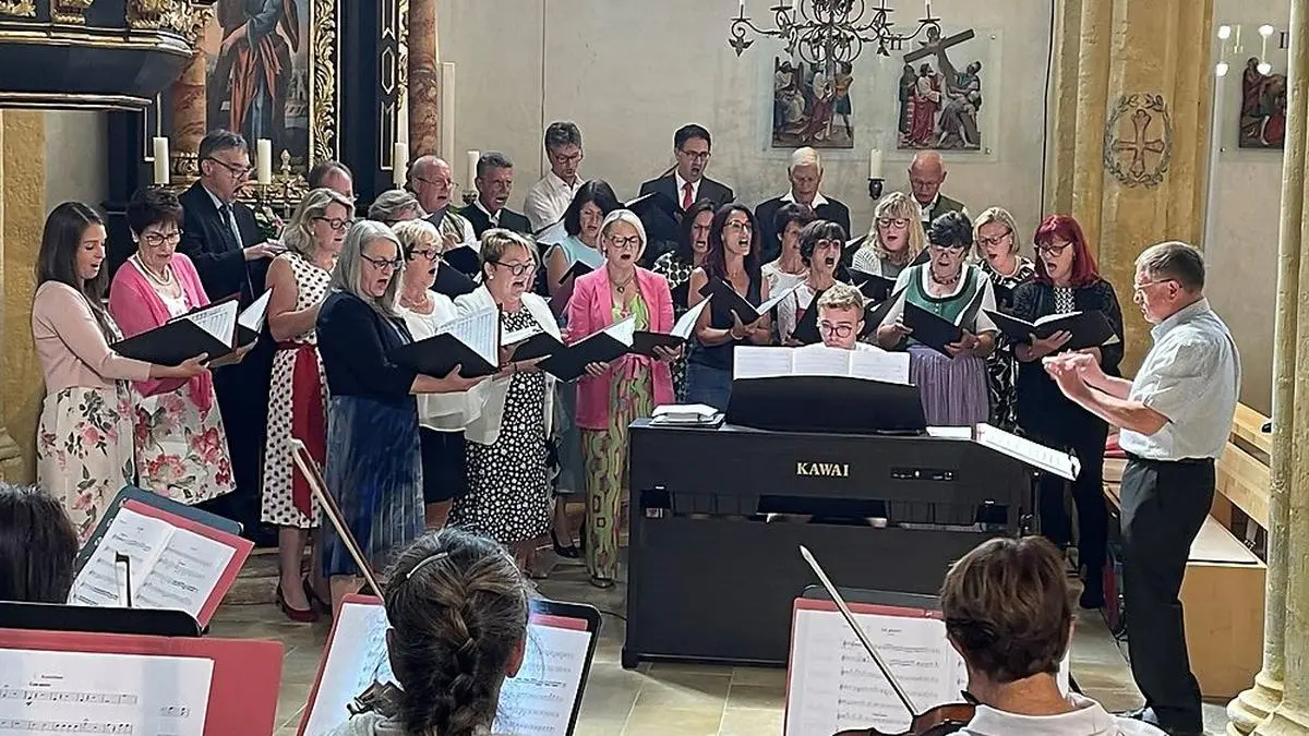 Chorleiter Herwig Arch (r.) komponierte die Messe und setzte sie mit seinem Kirchenchor und dem Kammerorchester Accento um