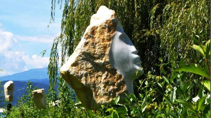 Marmorskulptur von Harald Schreiber am Ufer des Wörthersees