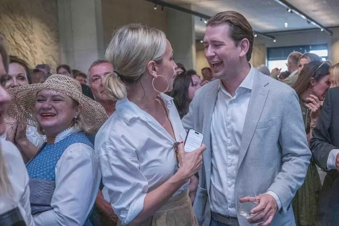 Altkanzler Sebastian Kurz begrüßte ORF-Lady Nadja Bernhard.
