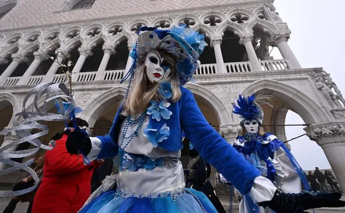Bis zum Faschingsdienstag dominieren noch die Masken und prunkvollen Kostüme in Venedig. 