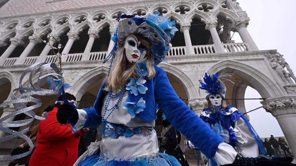 Viele Masken und Verkleidungen: der legendäre Karneval in Venedig