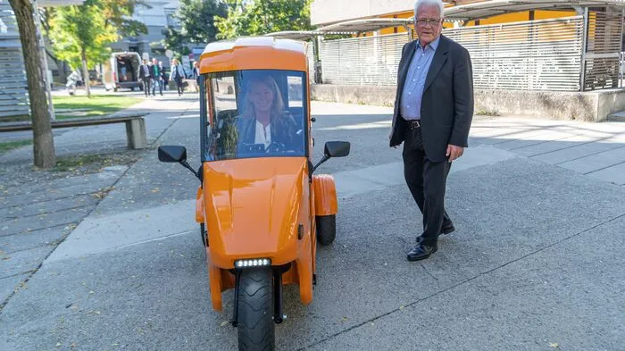 Frank Stronach – er feierte in dieser Woche seinen 89. Geburtstag – steigt wieder ins Autogeschäft ein und will in der Steiermark eine Produktionsstätte für führerscheinfreie Elektrofahrzeuge (maximale Geschwindigkeit 25 km/h) etablieren.