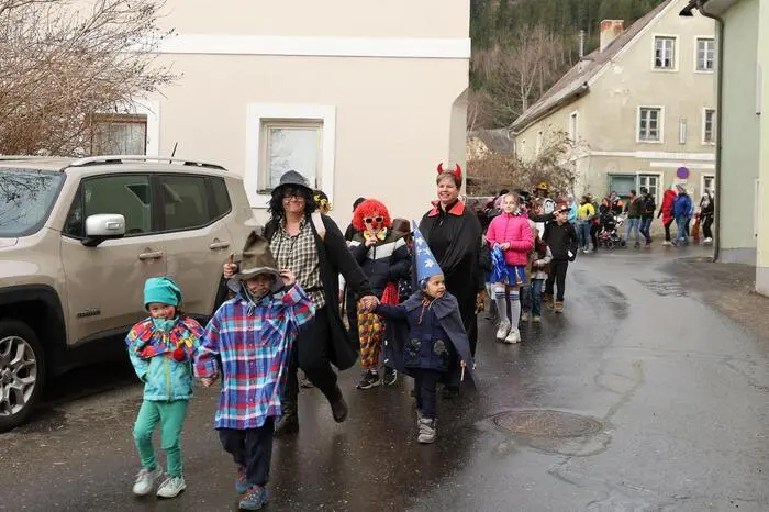 Begleitet von den Eltern und Großeltern, den Lehrerinnen und Kindergartenpädagoginnen, zog eine ausgelassene, bunt maskierte Kinderschar von der Volksschule in St. Peter aus durch das Dorf.