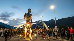 Im Vorjahr ließ die spanische Künstlergruppe La Fam die Sagenfigur Achilles durch die Stadt marschieren 