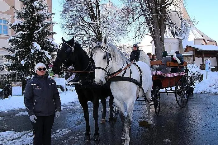Anschließend machten sich die Reiter und die Kutschen auf zum traditionellen „Stefaniritt“. Stefaniritt und Pferdesegnung dürften bereits auf keltische Wurzeln zurückgehen.