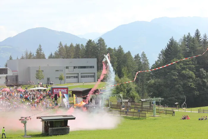 Eine Flugshow sorgte für staunende Gesichter.