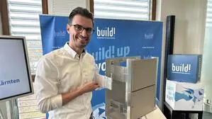 Manuel Unterweger von Konatec mit einem der Fassadenbauteile | Manuel Unterweger hat sich mit Konatec in Spittal angesiedelt