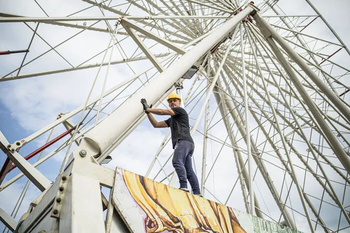 Die Männer beim Riesenrad kommen hoch hinaus
