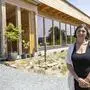 Alexandra Margarita Sacher-Santana vor ihrem Earthship am Wachsenberg