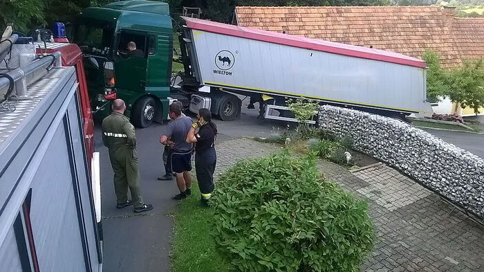 In dieser Kurve konnte der Laster nicht mehr weiter