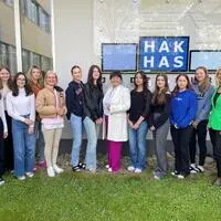 Die Schülerinnen der HAK mit Gabriele Kolar, Manuela Khom und Direktorin Sonja Hofer