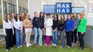Die Schülerinnen der HAK mit Gabriele Kolar, Manuela Khom und Direktorin Sonja Hofer