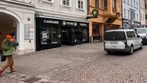 Weithin sichtbar: Die Dienstautos der Finanzverwaltung auf dem Villacher Hauptplatz