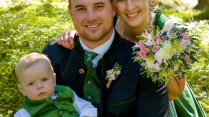 Sandra Weissenbacher, DGKS aus der Stanz, und Robert Schöggl, Forstarbeiter aus Neuberg, haben nach ihrer standesamtlichen Hochzeit 2020 „Verstärkung“ geholt und sich nun gemeinsam mit dem kleinen Jakob im Neuberger Münster „getraut“. Sie freuen sich auf die gemeinsame Zukunft am „Hiasbauernhof“ hoch über Neuberg.