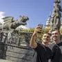 Selfiezeit für Andy Irving und Sinan Karweina vor dem Lindwurm 