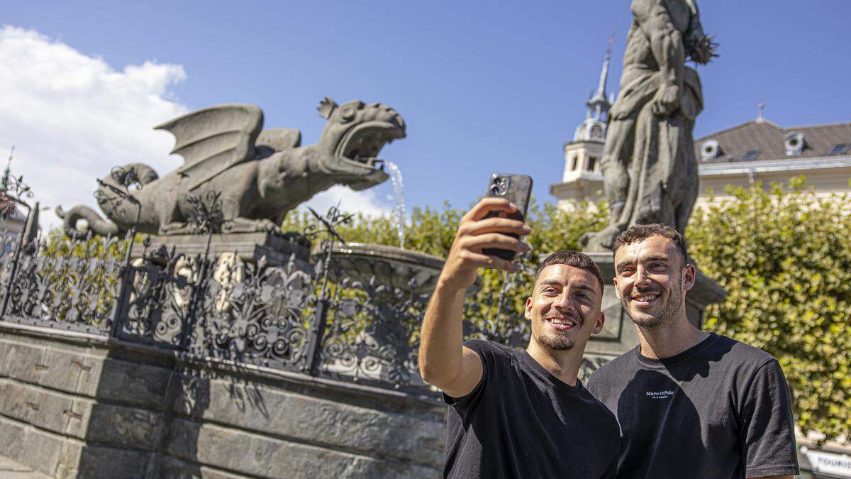 Selfiezeit für Andy Irving und Sinan Karweina vor dem Lindwurm 