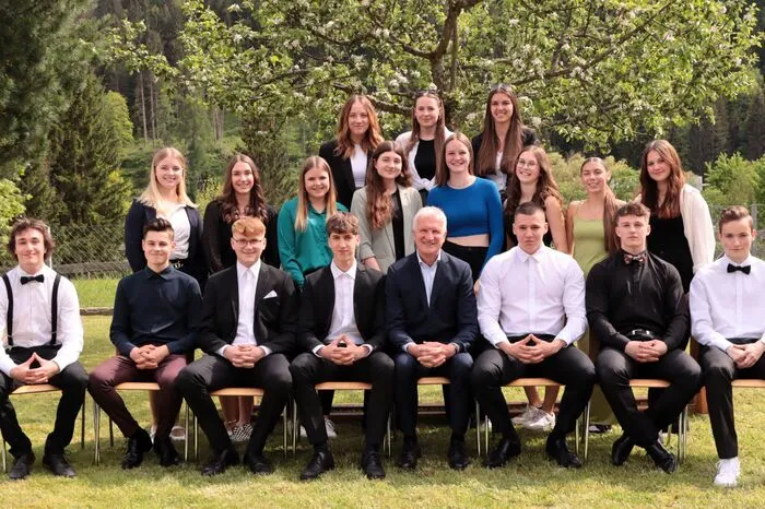 8 b-Klasse: Catrina Bischof, Elena Eugen, Ekaterina Dominik, Maya Leitner, Jakob Lerchner, Sandra Diewald, Raphael Hofer, Emily Hold, Matteo Koletnik, Viktoria Landschützer, Peter Lauter, Viktoria Neuböck, Leo Prodinger, Antonia Rauter, Martin Romirer, Jan Tripolt, Julia Weiermair mit Klassenvorstand Günter Tragner.