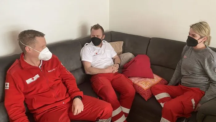 Notfallsanitäter Michael Woschitz mit den Rettungssanitätern Daniel Gerold und Victoria Seifried