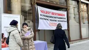 Der Frauenrat Graz stellte einen Infotisch in der Grazer Herrengasse auf | Der Frauenrat Graz stellte einen Infotisch in der Grazer Herrengasse auf