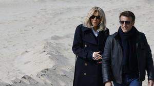 Nach der Stimmabgabe: Macron und Ehefrau Brigitte am Nachmittag beim Strandspaziergang