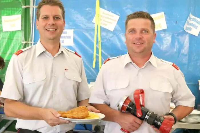 FF-Kommandant Johannes Ebner und sein Stellvertreter Patrick Taferner (von links) konnten anlässlich der Feierlichkeiten neben Feuerwehr-Abordnungen aus den Bezirken St. Veit und Murau unter anderem die Vizebürgermeister Lorenz Prieler und Herbert Gurmann, Bezirksfeuerwehrkommandant Friedl Monai, Abschnittsfeuerwehrkommandant Johann Delsnig sowie Amtsleiterin Gerhild Taferner willkommen heißen. 