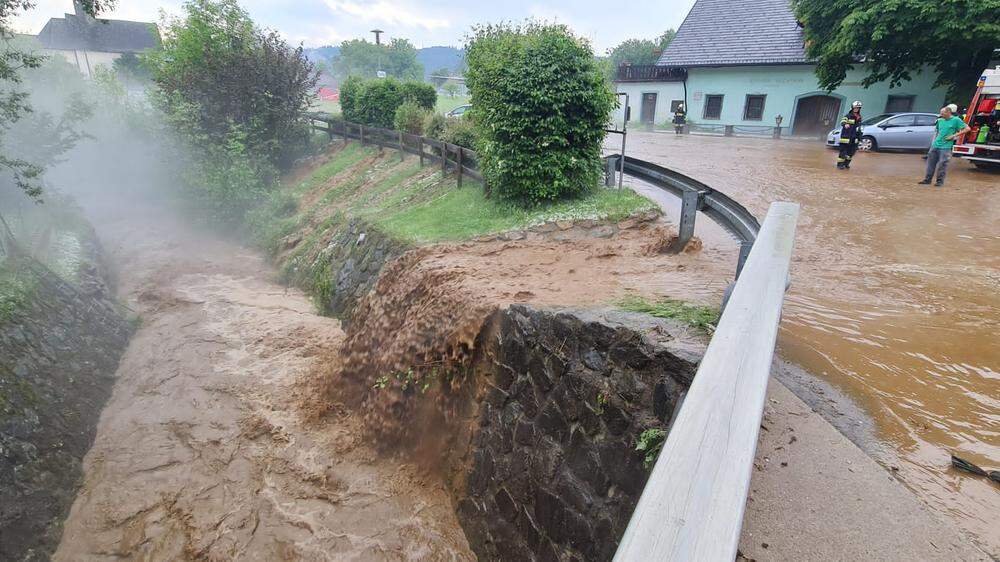 Passering: Schlamm und Hochwasser im Dorf