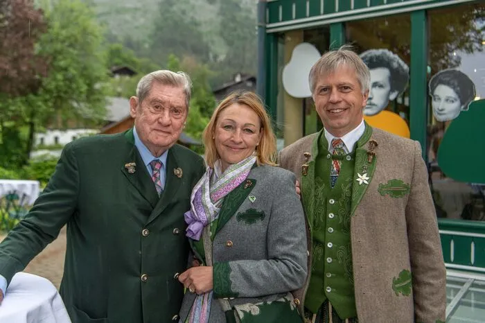 Unternehmer Hannes Androsch, Geschäftsführerin des Tourismusverbandes Ausseerland-Salzkammergut Pamela Binder und Obmann des Narzissenfestvereins Rudolf Grill
