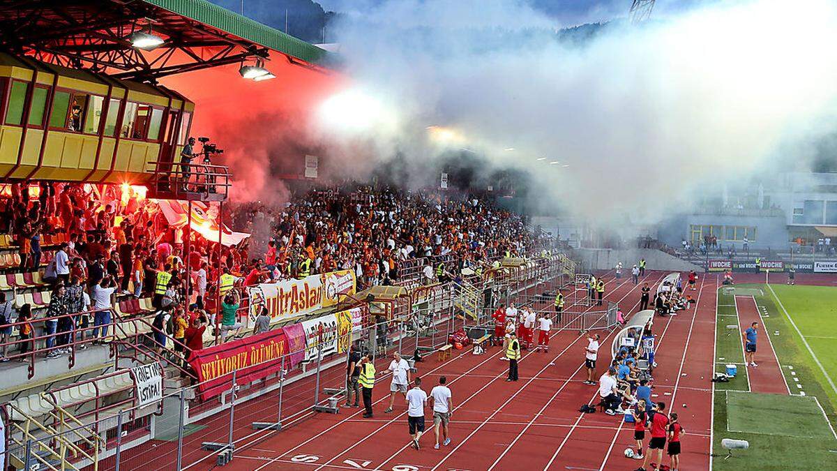 Galatasaray-Fans auf der Haupttribüne