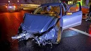 Das Auto wurde durch die Kollision schwer beschädigt 