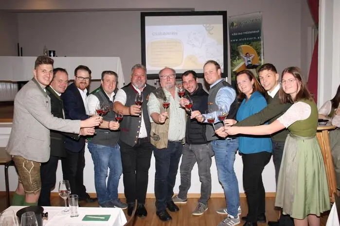 Unter dem Motto „Heimat erleben – Wein trifft Käse“ konnten die Besucher von den heimischen Weinbaubetrieben Herbst, Kremser-Greitbauer, Dokter, Lackner und Zach insgesamt zehn ausgewählte Weine verkosten und sich von der hohen Qualität ihrer Arbeit und Produkte überzeugen.