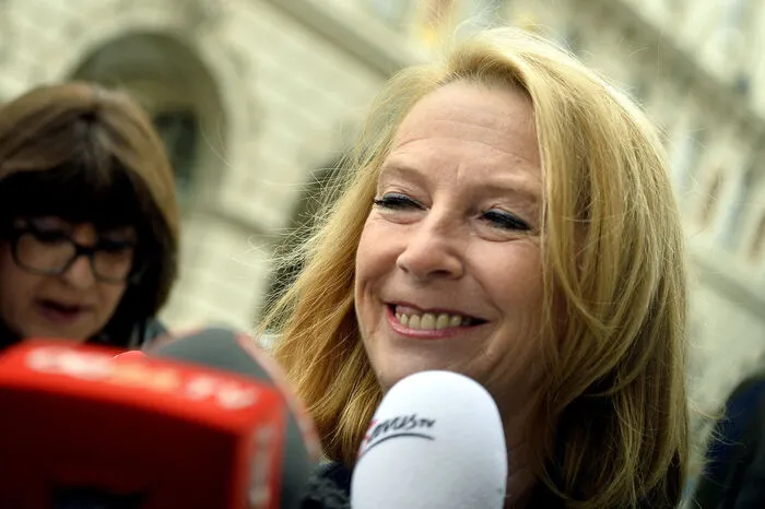 In Warteposition darf Doris Bures bleiben. Viele in der SPÖ, vor allem die Wiener und Burgenländern, hätten sich sie als Chefin gewünscht, doch die Zweite Nationalratspräsidentin will sich - im Einvernehmen mit der Partei - in Reserve für die nächsten Präsidentschaftswahlen 2022 halten.