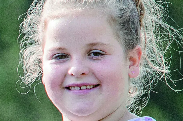 Sophie Steinbauer (9) aus Frauental freuen sich über viele Geschenke und einen wunderschönen Christbaum. 