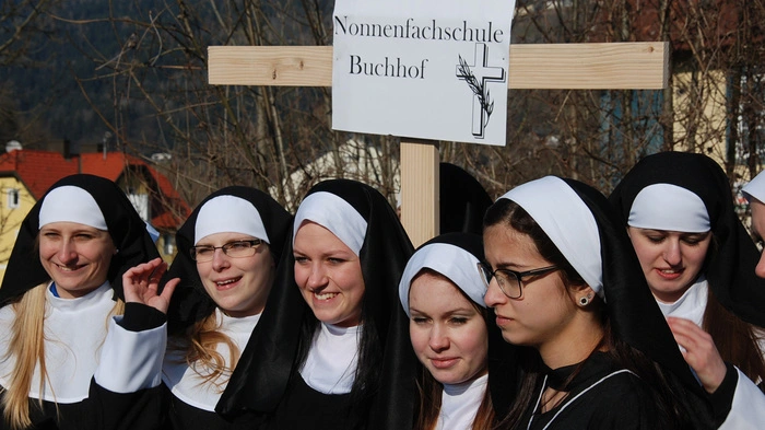 „Den von der Exekutive geschätzten rund 2000 Besucher wurde beim Faschingsumzug im Lavanttaler Papiermarkt Frantschach St. Gertraud am Faschingsdienstag allerhand an Unterhaltung und ausgelassener Stimmung geboten.