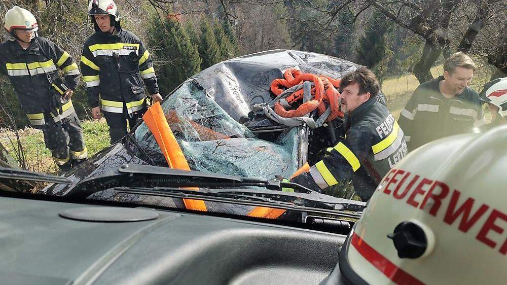 Wie sich laut Feuerwehr später herausstellte, stürzte das Fahrzeug ohne menschliches Zutun die Böschung hinab