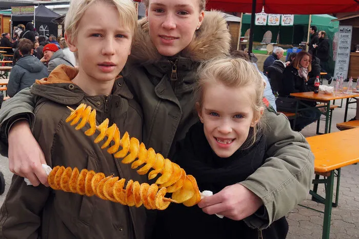 Zum ersten Mal hat der internationale Winter Market mit seinen Essens-LKWs in Klagenfurt gehalten.