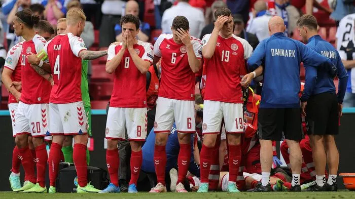 Minute 42 im Duell zwischen Dänemark und Finnland bei der Euro, Christian Eriksen bricht plötzlich zusammen. Was dann passiert, ist pures Bangen und Hoffen....