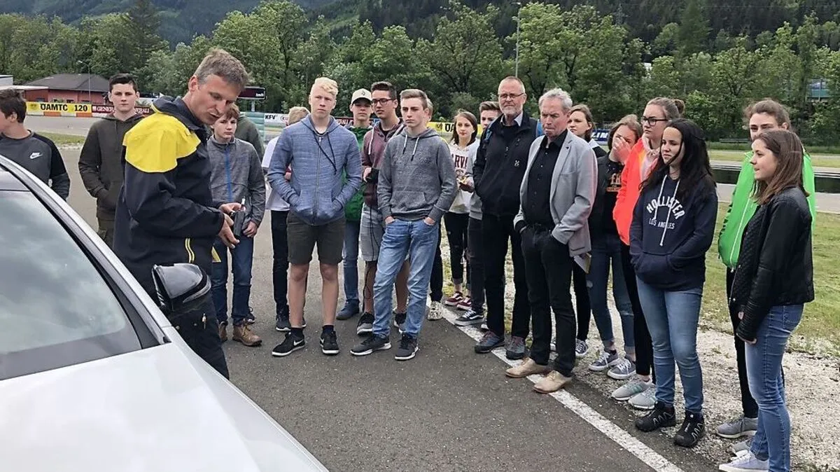 Physikunterricht auf die andere Art: Andreas Aigner erklärt den Schülern der HTL Zeltweg Bremsweg und Co.