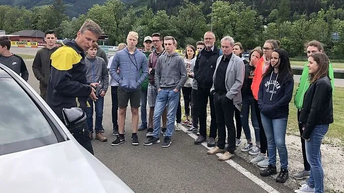 Physikunterricht auf die andere Art: Andreas Aigner erklärt den Schülern der HTL Zeltweg Bremsweg und Co.
