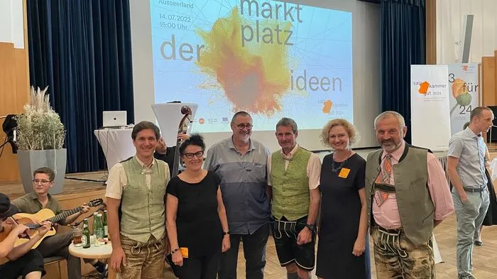 Die Bürgermeister des steirischen Salzkammergutes mit dem Führungsduo der Kulturhauptstadt: Elisabeth Schweeger und Manuela Reichert