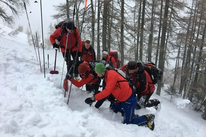 Im Anschluss kamen die Kameraden im Hotel Alpenstern zusammen, um den Tagesverlauf zu diskutieren. Alles in allem eine realistische und äußerst vielseitige Winter-Übung, die von Einsatzleiter Jürgen Waggermayer und seinem Team perfekt organisiert wurde.