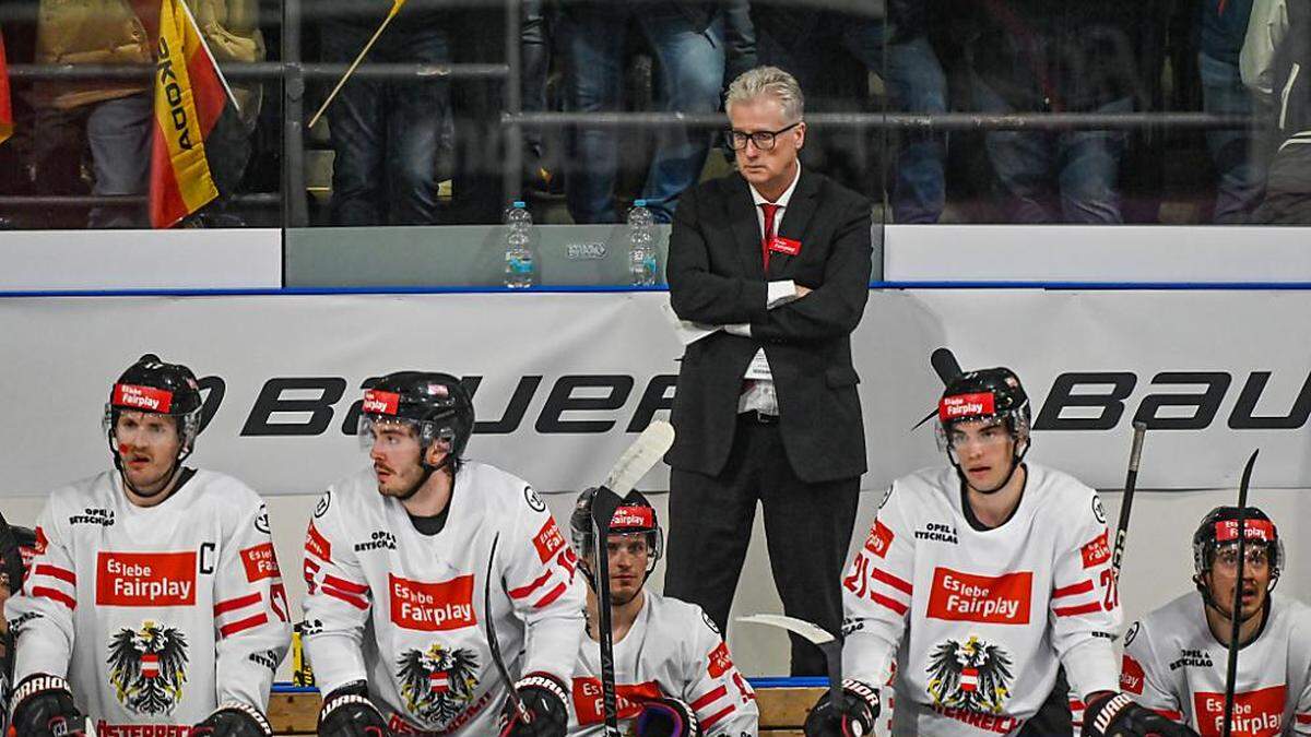 Trainer Roger Bader und das Team spielen gegen Deutschland