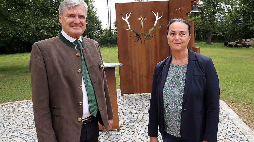 Im Juli 2019 war die Welt noch in Ordnung: Walter Brunner mit Freydis Burgstaller-Gradenegger vor dem Schloss Mageregg 