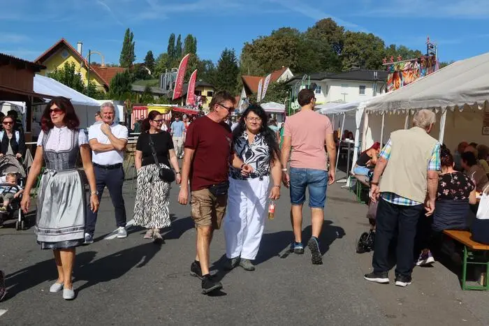 Diese alte Jagerberger Kirchtagstradition lockt in Tracht bekleidete Besucher aus der gesamten Südoststeiermark an, die hier nicht nur Unterhaltung suchen, sondern auch auf Schnäppchenjagd gehen. 