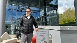 Nico Angermann vor dem Krankenhaus in Graz