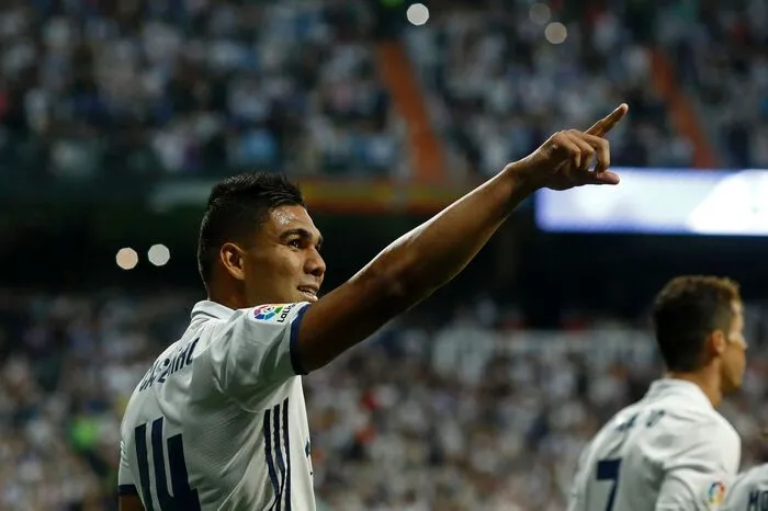 Messi hatte für seine Mannschaft in der zum "Spiel der letzten Chance" hochstilisierten Duell bereits in der ersten Hälfte getroffen, als er nach 33 Minuten das 1:1 besorgte. Casemiro (28., Bild) hatte die Hausherren zuvor in Führung gebracht.