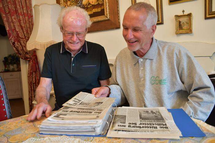 Andreas Egger beim Durchsehen alter Zeitungsartikel und Fotos mit Erich Pak