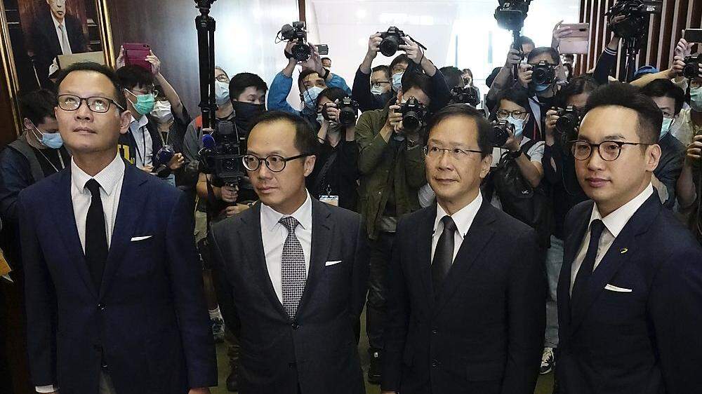 Die vier Abgeordneten der Opposition wurden von Peking ihres Mandates enthoben