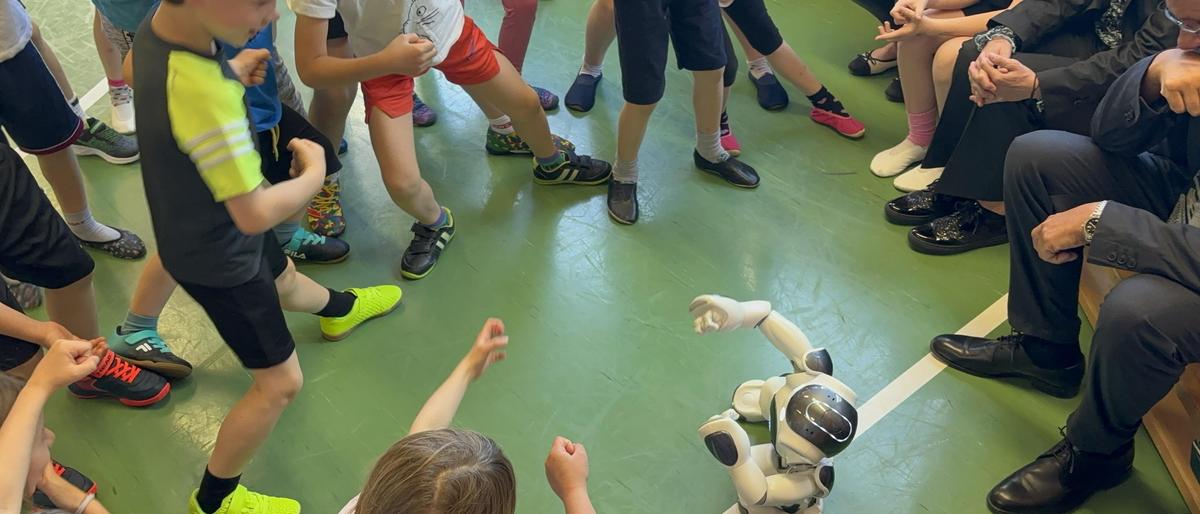 Die Schülerinnen und Schüler turnten die Übungen von Roboter Elias nach