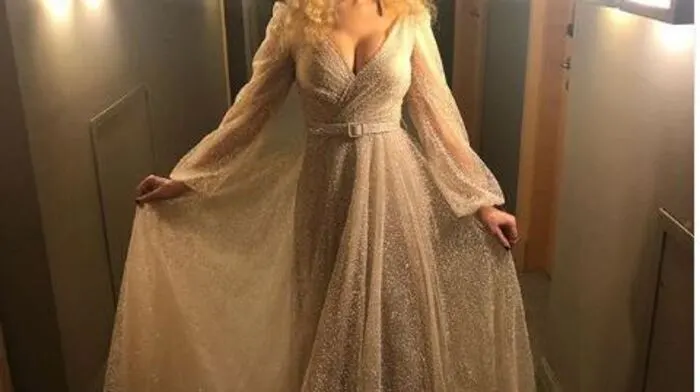Glänzender Auftritt von Moderatorin Katja Burkard im Kleid von Sima Couture.